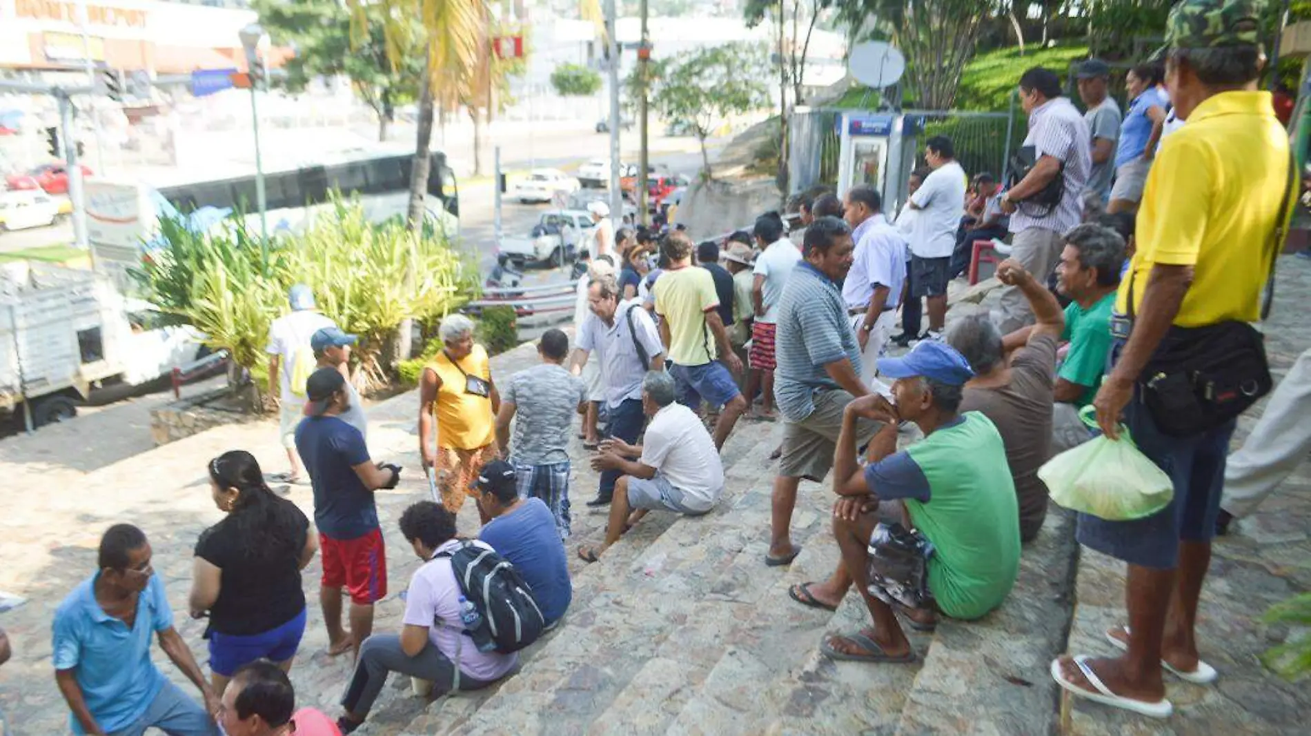 protestan buzos en el ayuntamiento